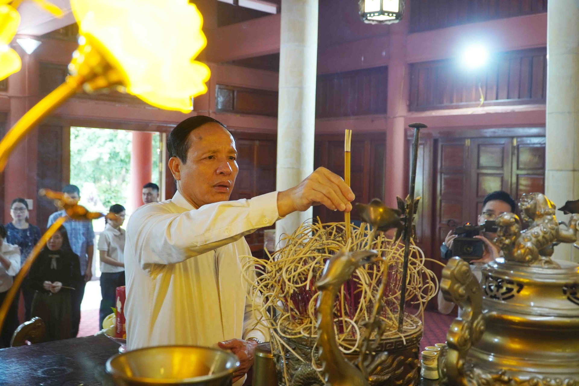 Đồng chí Nguyễn Viết Mạnh - Bí thư Chi bộ, Tổng Biên tập Báo Lai Châu, Chủ tịch Hội Nhà báo tỉnh dâng hương tưởng nhớ Chủ tịch Hồ Chí Minh.