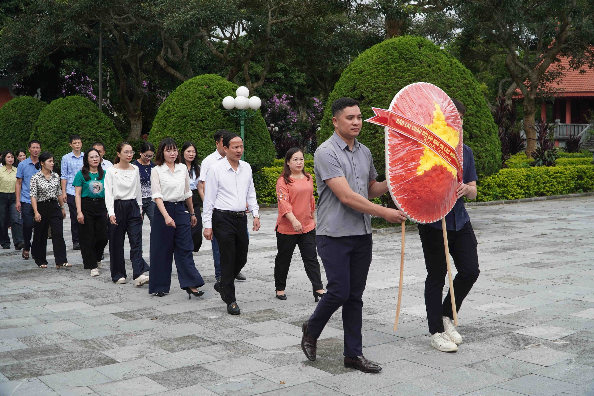 Tập thể cán bộ, đảng viên, viên chức Báo Lai Châu dâng hoa tri ân các Anh hùng liệt sỹ.