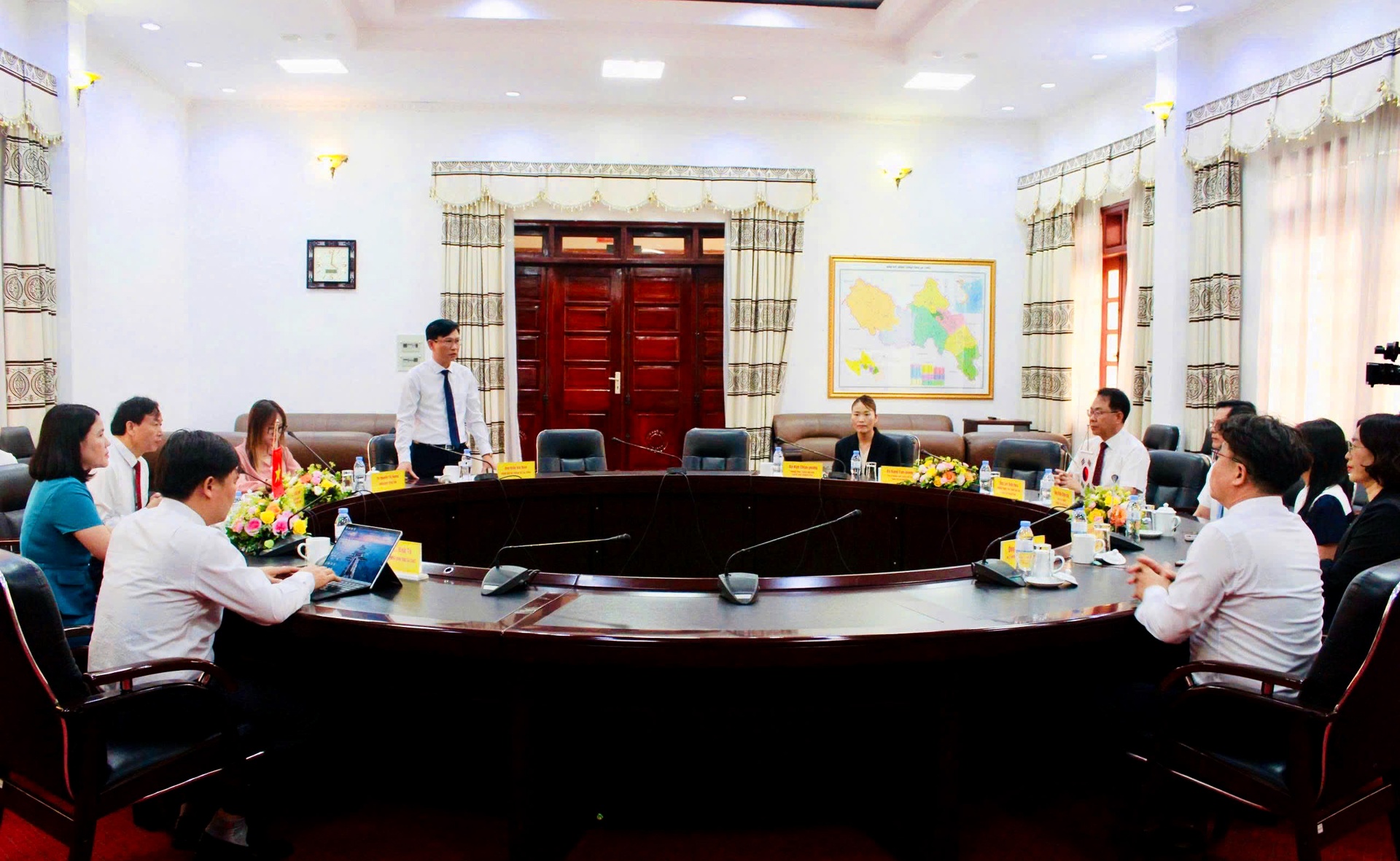 Quang cảnh buổi làm việc. 