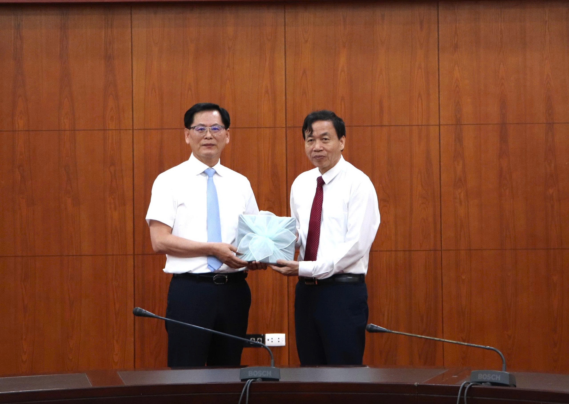Ông Kim Dae-sig - Phó Thị trưởng Thành phố Mungyeong tặng quà cho chủ tịch UBND tỉnh Lai Châu Lê Văn Lương.