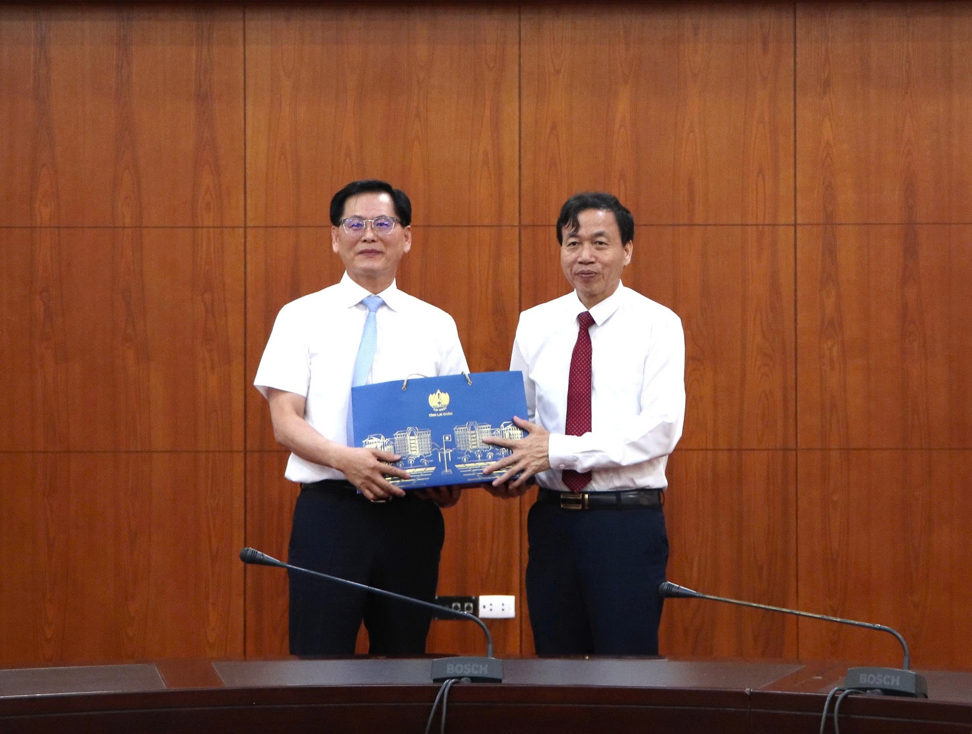 Đồng chí Lê Văn Lương - Phó Bí thư Tỉnh ủy, Chủ tịch UBND tỉnh tặng quà cho ông Kim Dae-sig.