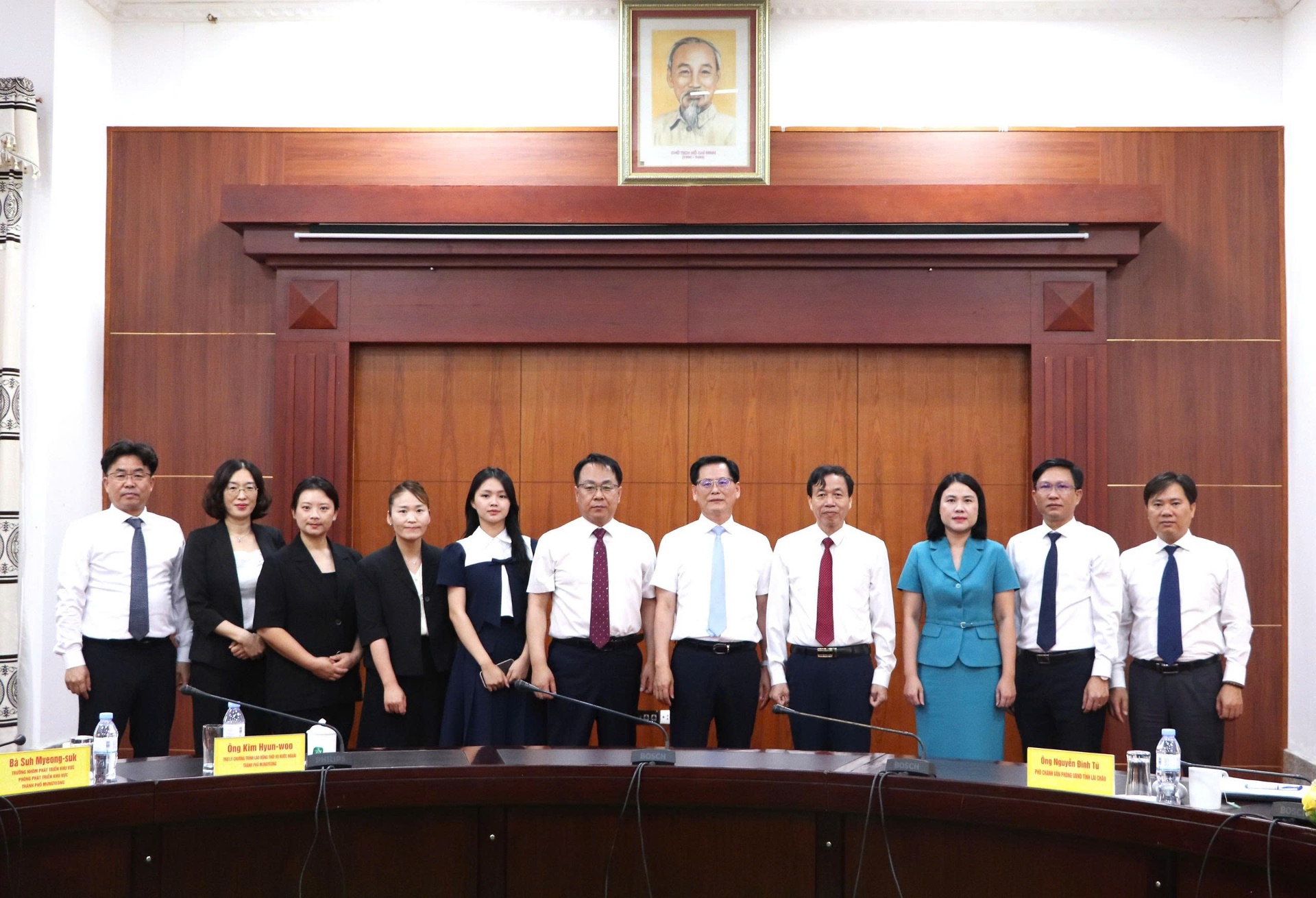 Các đại biểu chụp ảnh lưu niệm. 