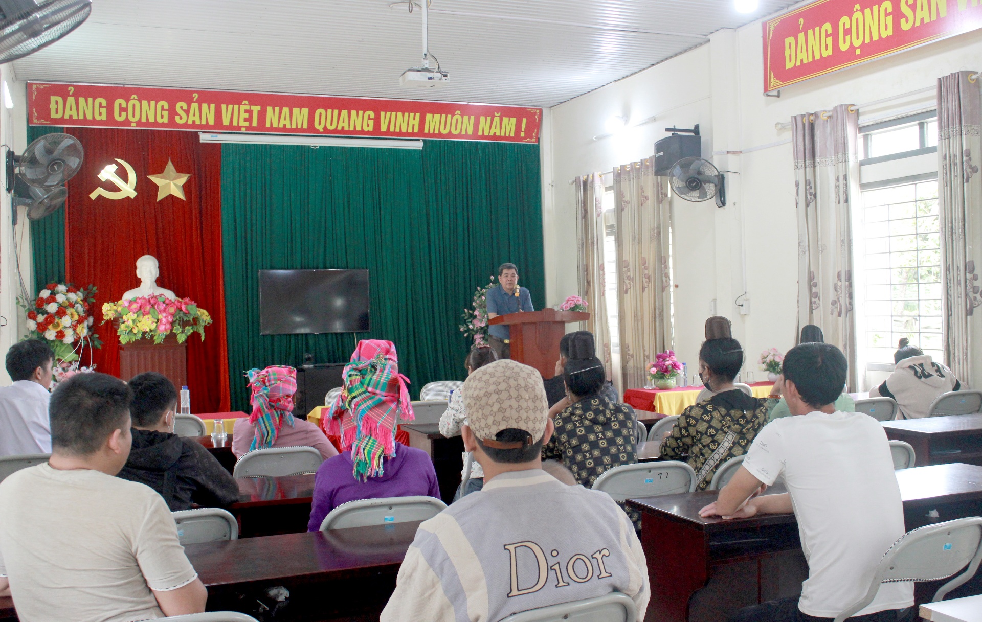 Lãnh đạo thị trấn Than Uyên (huyện Than Uyên) gặp gỡ, trao đổi và giải đáp thắc mắc với nhân dân về chủ trương sáp nhập.