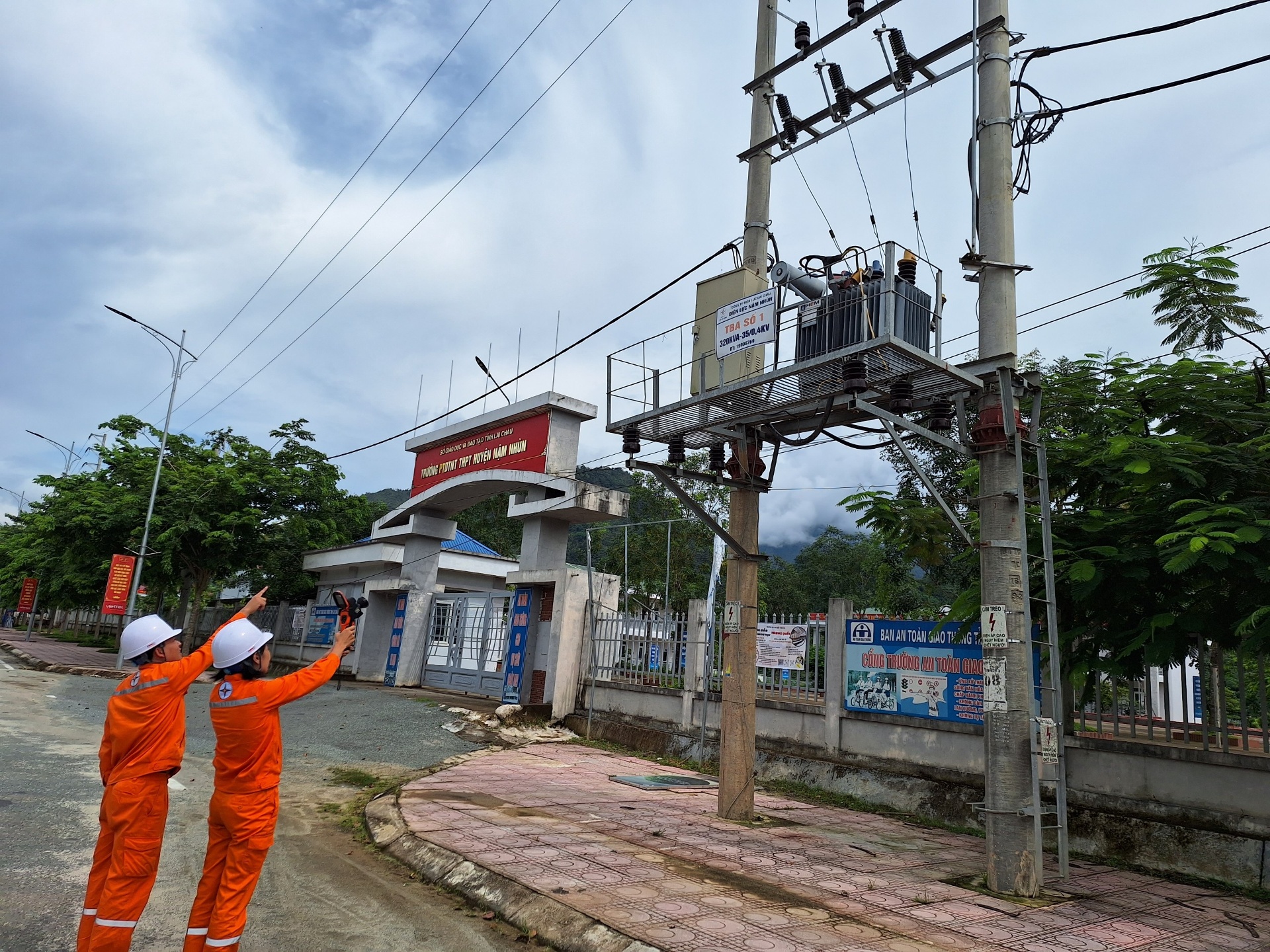 các thiết bị hiện đại cũng được sử dụng để kiểm tra an toàn lưới điện.