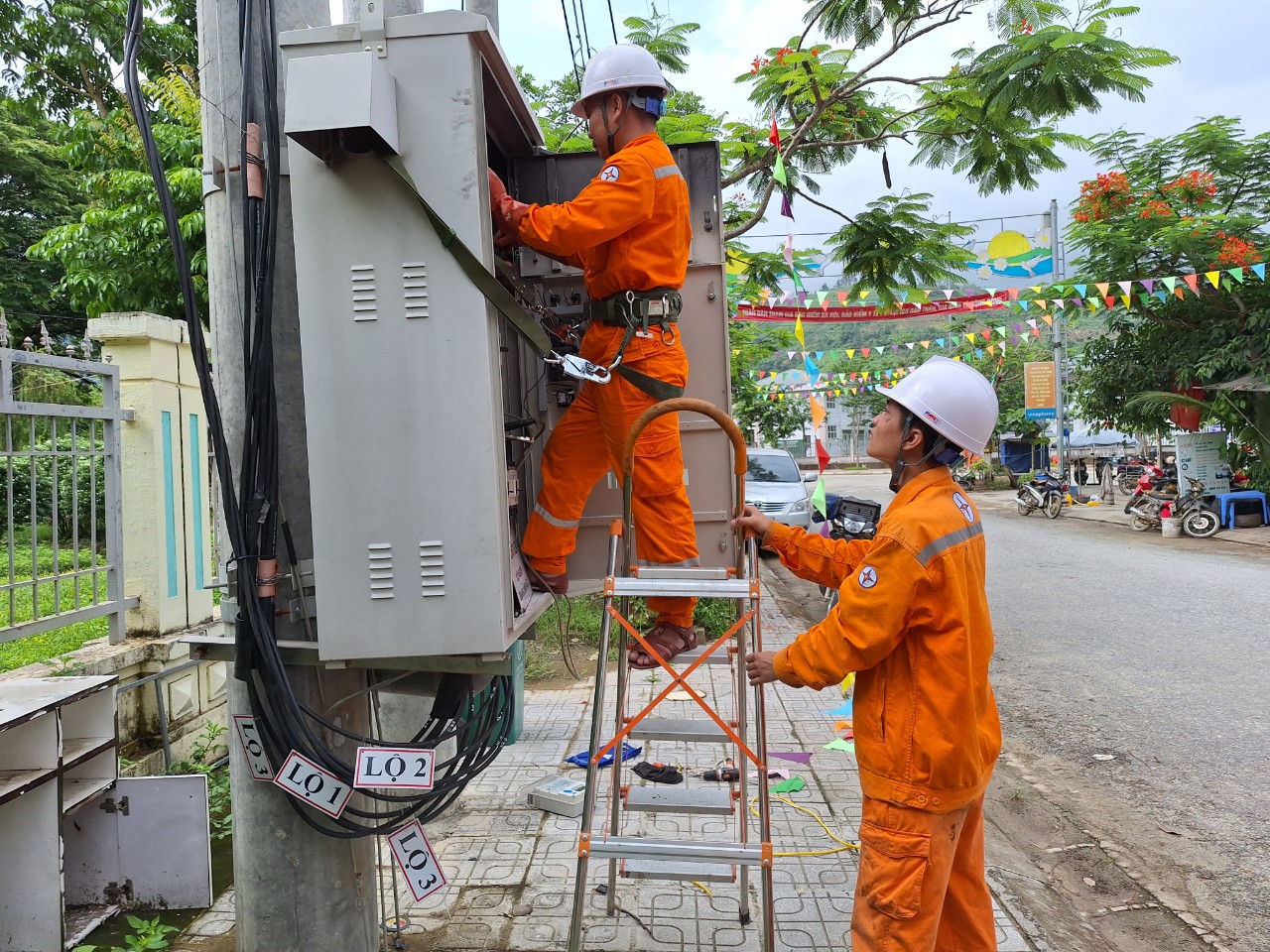 Công nhân Đội quản lý điện Khu vực Nậm Hàng thường xuyên kiểm tra hệ thống lưới điện trong mùa mưa.