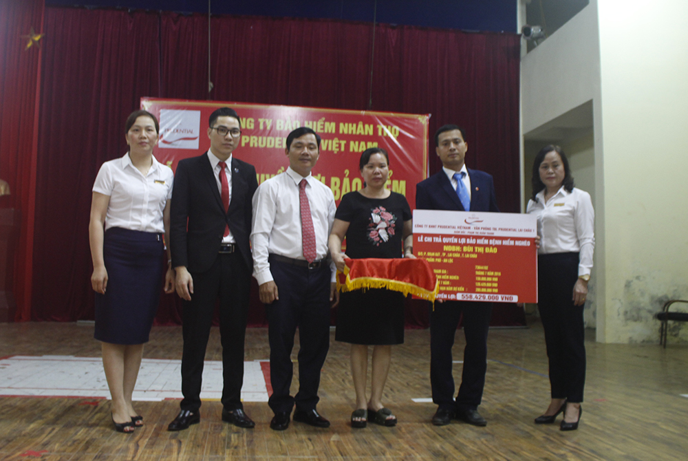 Đại diện Văn phòng chi trả quyền lợi bảo hiểm cho chị Bùi Thị Đào. 