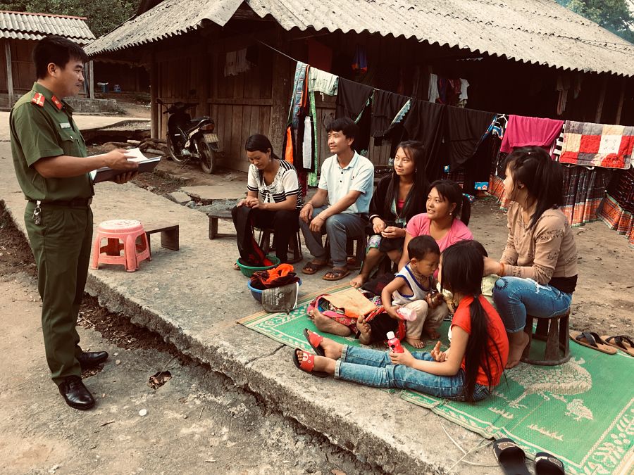 Chiến sỹ Công an thành phố Lai Châu tuyên truyền tác hại của ma túy đến người dân bản Gia Khâu 1, xã Nậm Loỏng.
