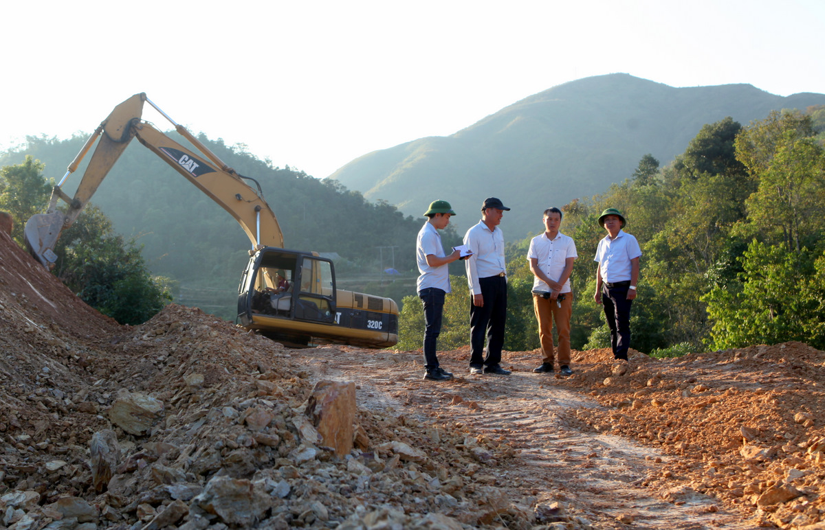 Cán bộ Ban Quản lý dự án đầu tư xây dựng Than Uyên đôn đốc nhà thầu thi công đẩy nhanh tiến độ đường nối Quốc lộ 32 đi Mường Mít