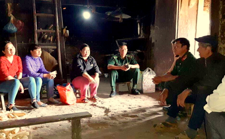 Cán bộ Đồn biên phòng Sì Lờ Lầu phối hợp với Bộ chỉ huy Quân sự tỉnh tuyên truyền pháp luật cho người dân bản bản Thà Giàng, xã Sì Lờ Lầu.