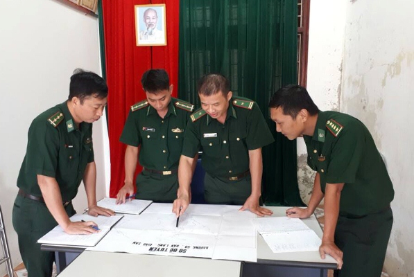 Cán bộ Phòng Phòng, chống ma túy và tội phạm (Bộ Chỉ huy Bộ đội Biên phòng tỉnh) triển khai kế hoạch đánh án.       Ảnh: Đức Duẩn