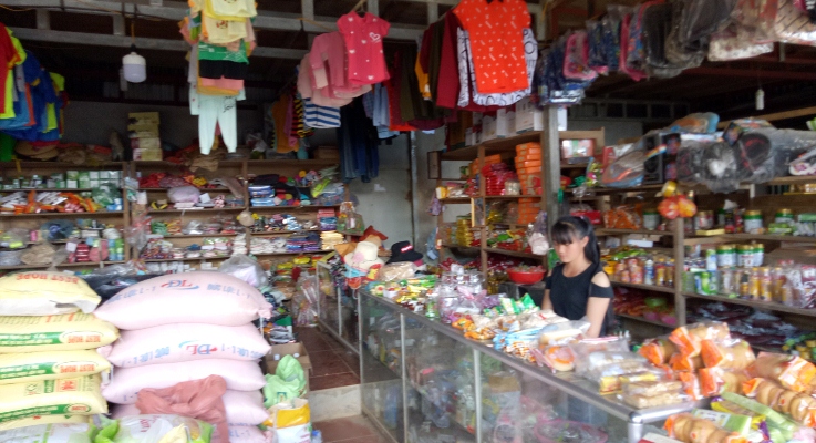 Cửa hàng kinh doanh hàng hóa thiết yếu tại xã Tà Tổng (huyện Mường Tè) đa dạng các mặt hàng phục vụ nhu cầu tiêu dùng của Nhân dân.