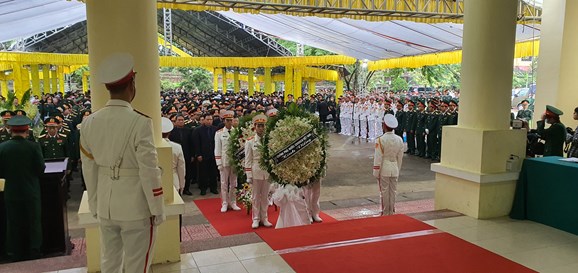 Phó thủ tướng Trịnh Đình Dũng và Thượng tướng Phan Văn Giang, Ủy viên Trung ương Đảng, Ủy viên Thường vụ Quân ủy Trung ương, Tổng Tham mưu trưởng, Thứ trưởng Bộ Quốc phòng và các đại biểu vào viếng.  6h55' Ngày 18/10/2020: 7 giờ, ngày 18-10-2020