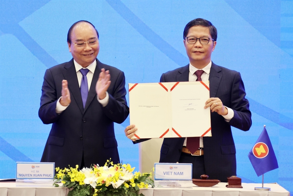 Thủ tướng Nguyễn Xuân Phúc, Chủ tịch ASEAN 2020 chứng kiến Lễ ký Hiệp định Đối tác Kinh tế Toàn diện Khu vực RCEP. Ảnh: TTXVN.
