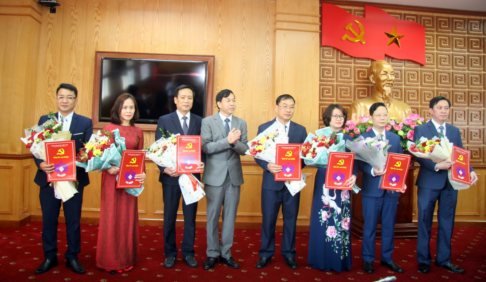 Đồng chí Lê Văn Lương – Phó Bí thư Thường trực Tỉnh ủy trao Quyết định cho các đồng chí đảm nhiệm chức vụ Trưởng các Ban Xây dựng Đảng, Chánh Văn phòng Tỉnh ủy, Phó Chủ nhiệm UBKT Tỉnh ủy.