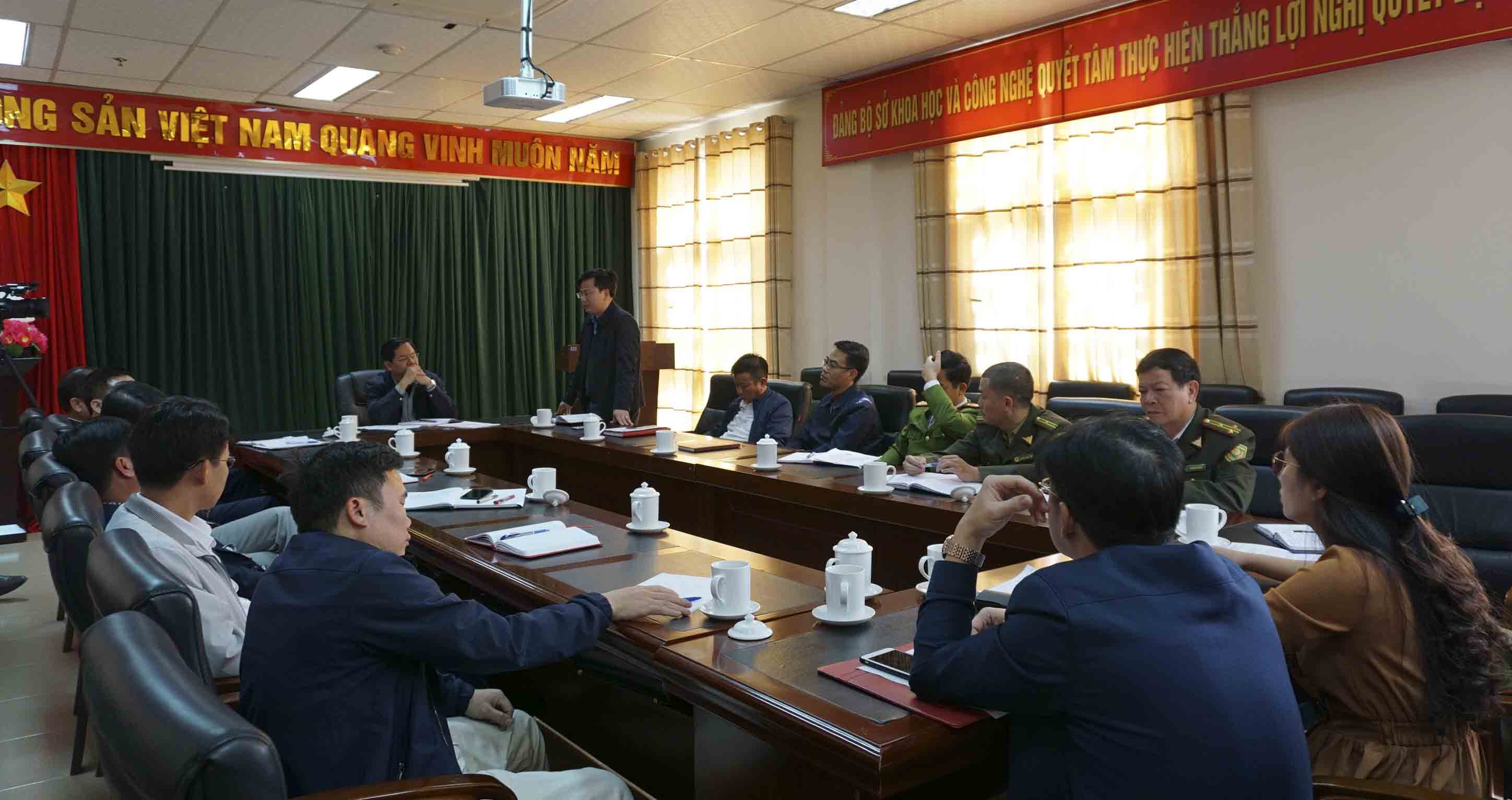 Quang cảnh cuộc họp.