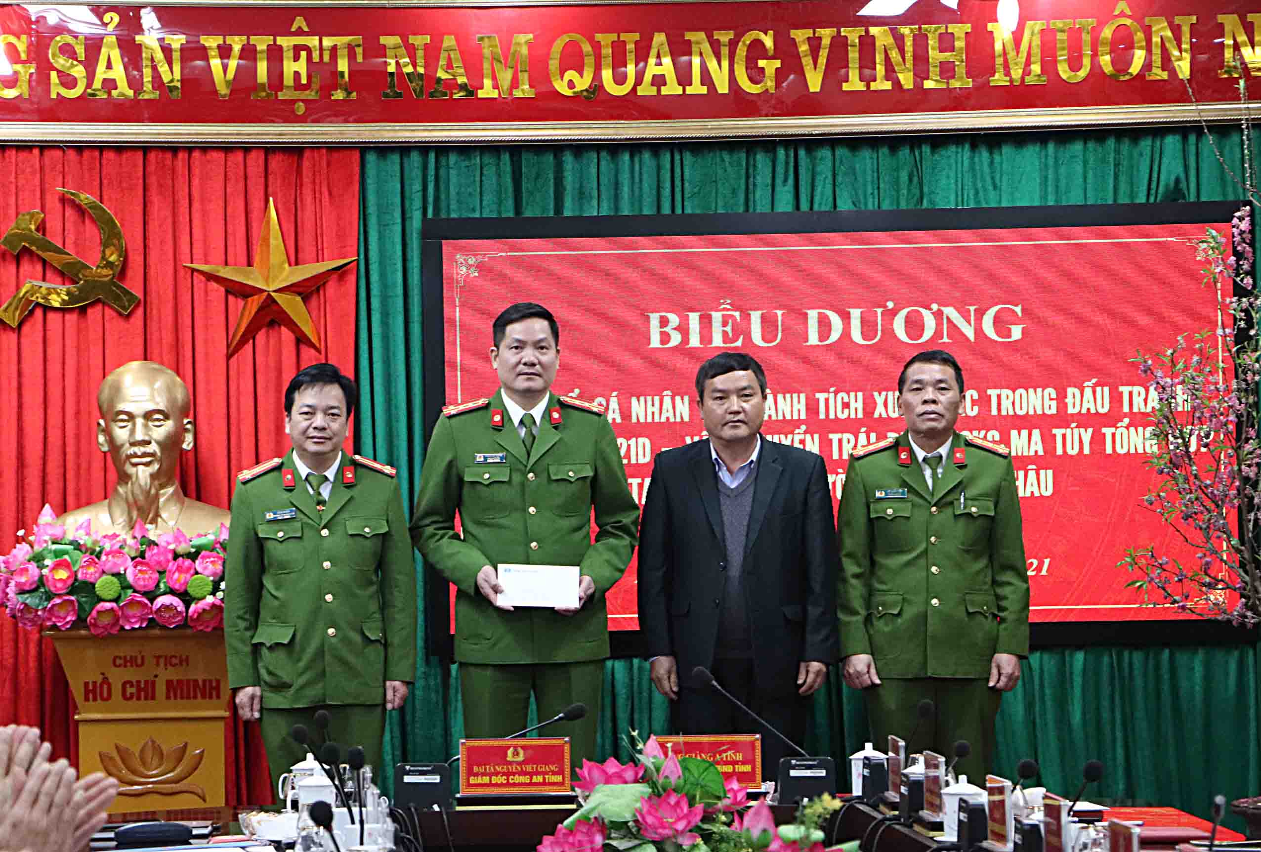 Đồng chí Giàng A Tỉnh - Ủy viên Ban Thường vụ Tỉnh ủy, Phó Chủ tịch UBND tỉnh trao thưởng cho tập thể Ban Chuyên án 221D.