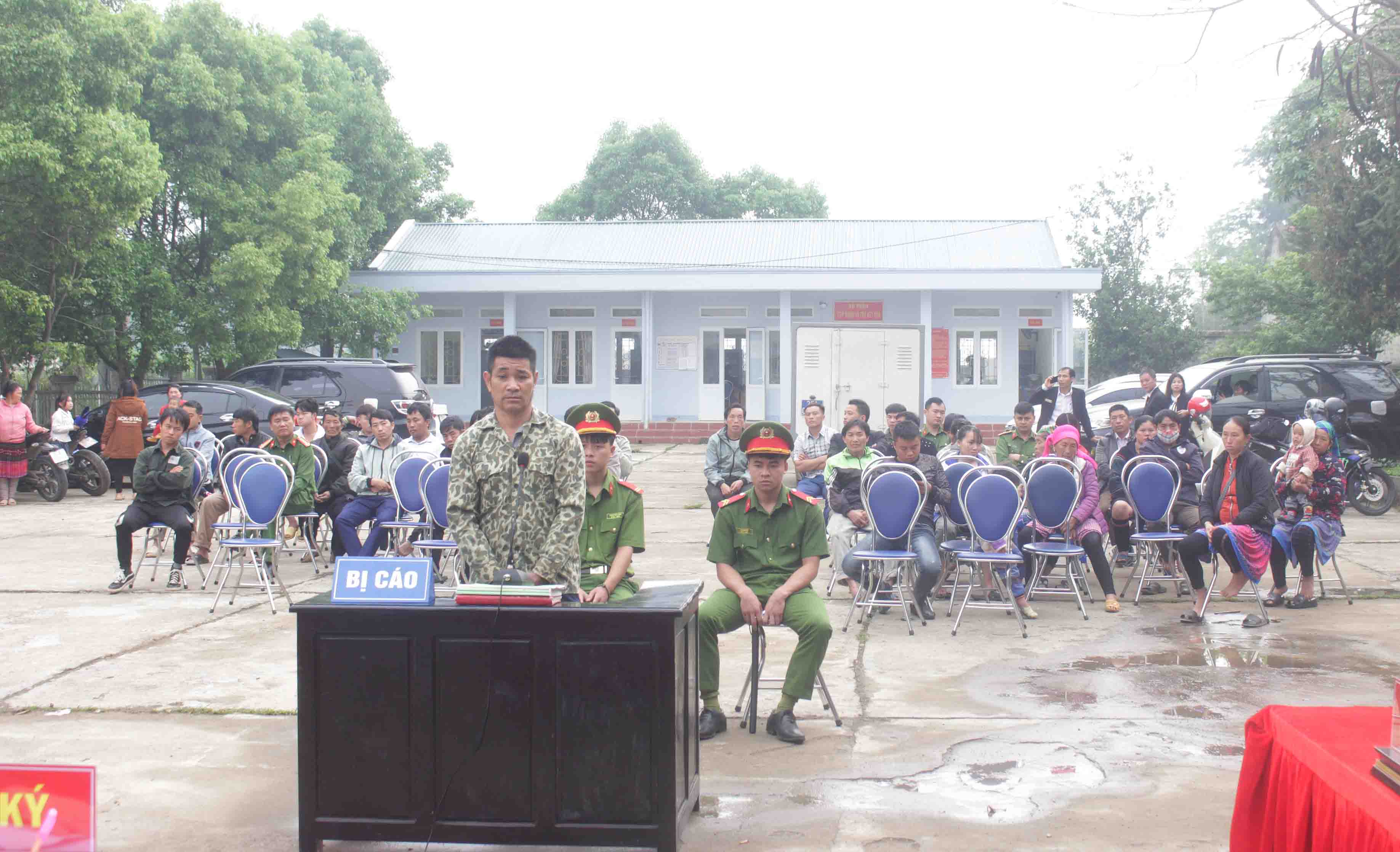Bị cáo Vùi Văn Trường trước bục khai báo.