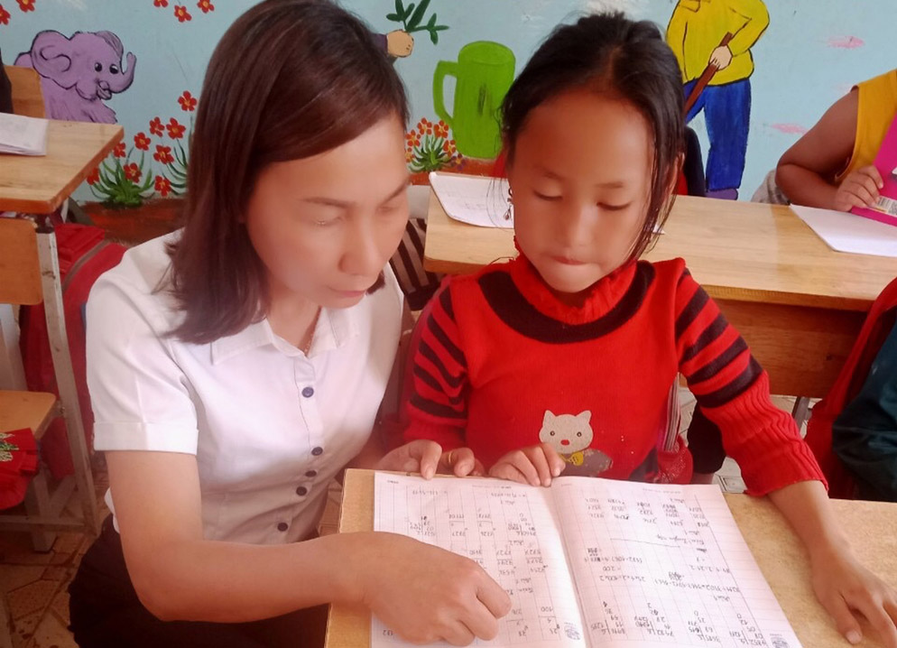 Cô giáo  Gấm hướng dẫn học sinh học toán.