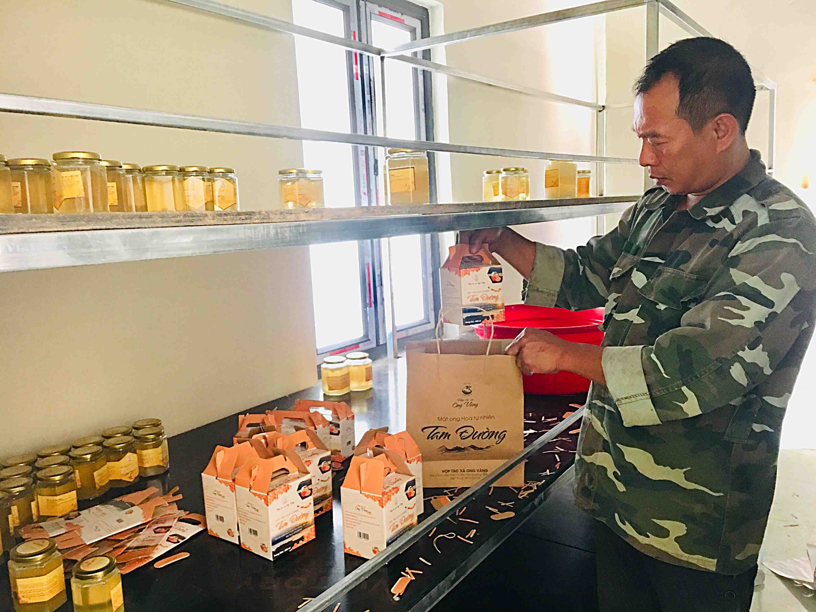 Anh Nguyễn  Thành Trung - Giám đốc HTX Ong Vàng đóng hộp “Mật ong hoa tự nhiên Tam Đường”.