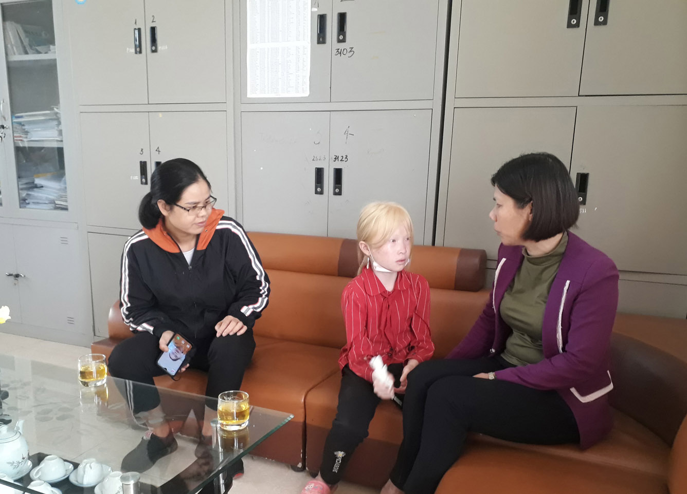 Cán bộ dân số Trạm Y tế xã Phúc Than (huyện Than Uyên) cùng cô giáo Trường THCS xã Phúc Than hỏi thăm về cuộc sống của học sinh Mùa Thị Mỷ.