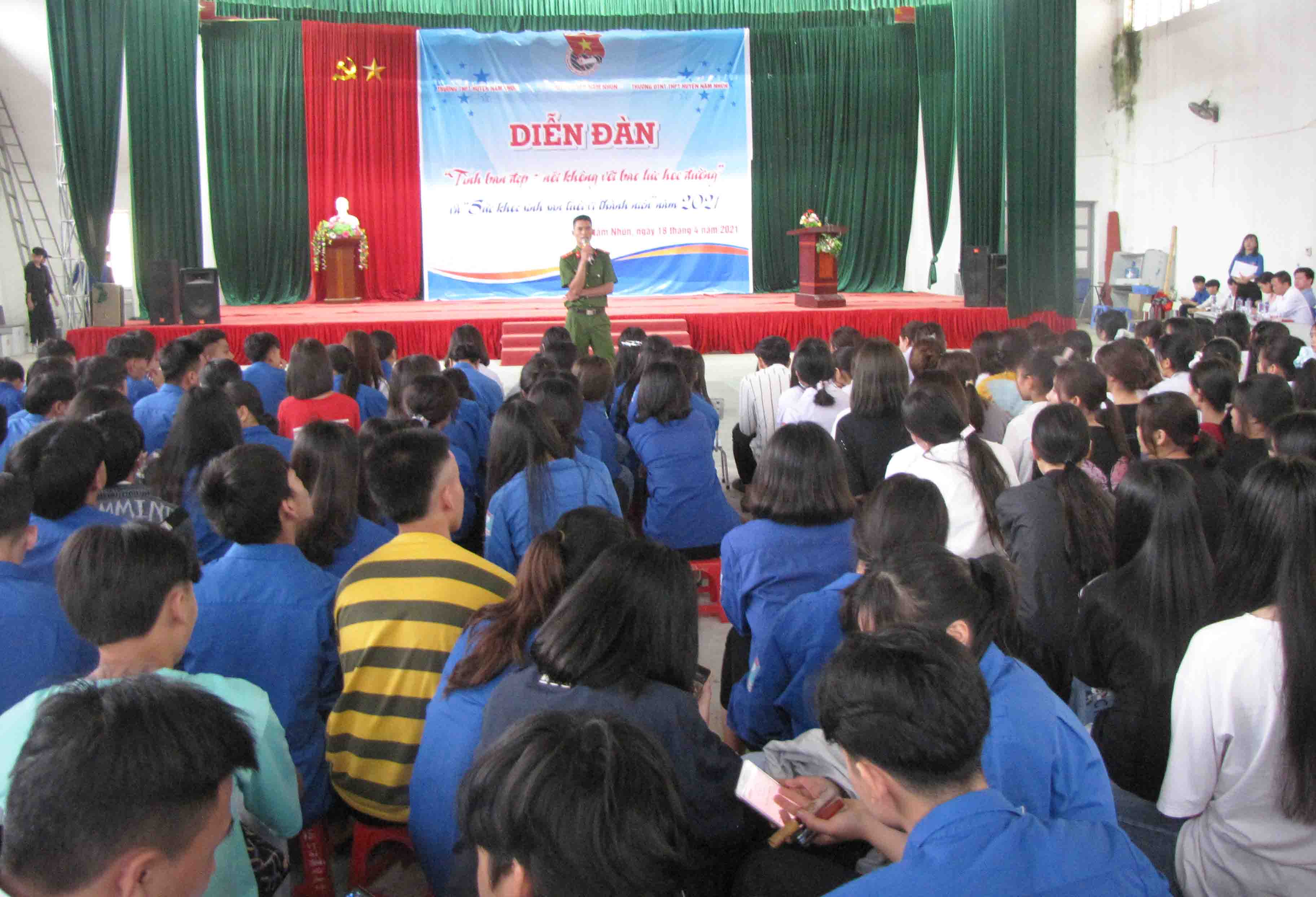 Tuyên truyền viên phổ biến kiến thức pháp luật về bạo lực học đường tại diễn đàn.