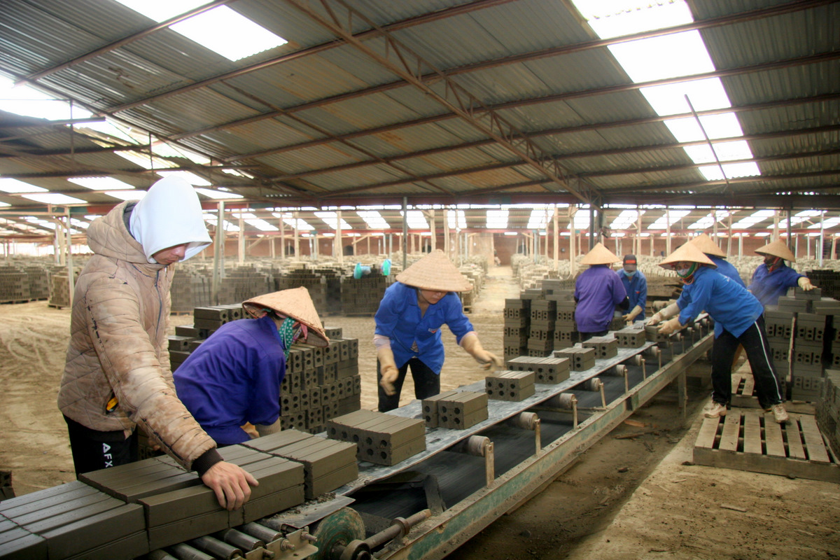 Các lò gạch thủ công hiện đang giải quyết việc làm trên 100 công nhân và chủ cơ sở, lao động mong muốn có cơ chế chính sách hỗ trợ sau khi dừng hoạt động.