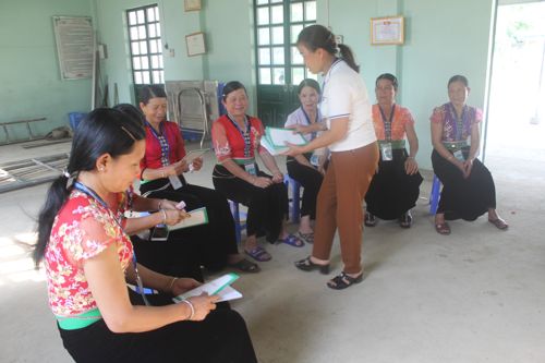 Một buổi sinh hoạt của nhóm tiết kiệm chi hội phụ nữ bản Chom Chăng