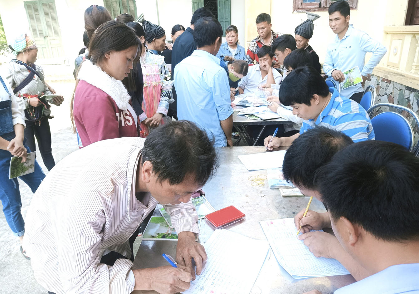 Người dân xã Hồ Thầu (huyện Tam Đường) nhận tiền chi trả dịch vụ môi trường rừng.