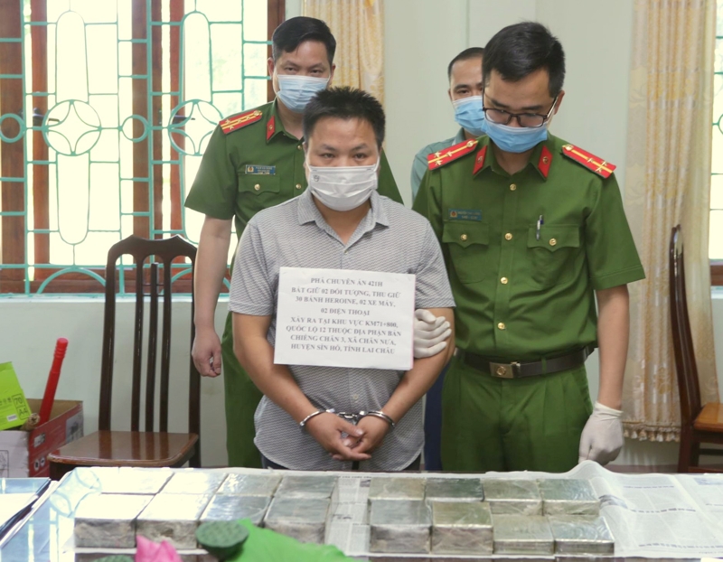 Bắt 2 đối tượng, thu giữ 30 bánh heroin
