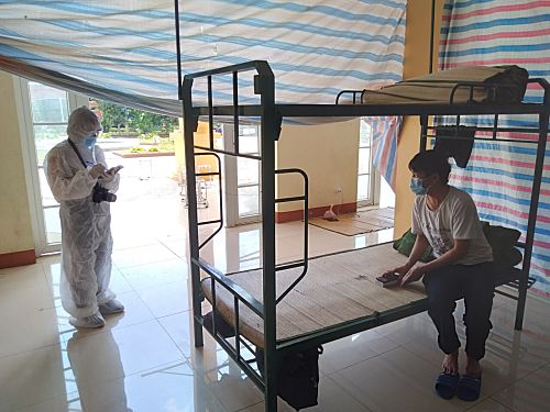 Cán bộ Trung tâm Y tế huyện Phong Thổ lấy mẫu máu xét nghiệm các trường hợp liên quan đến người mắc Covid-19 tại khu cách ly tập trung của huyện. Ảnh P.L