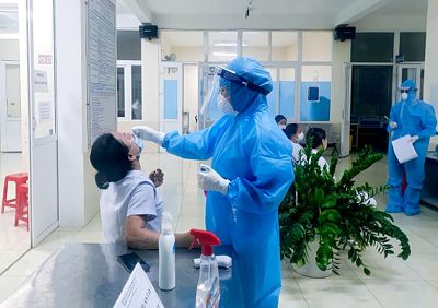  Lấy mẫu xét nghiệm SARS-CoV-2. (Ảnh minh họa. Ảnh: TL)