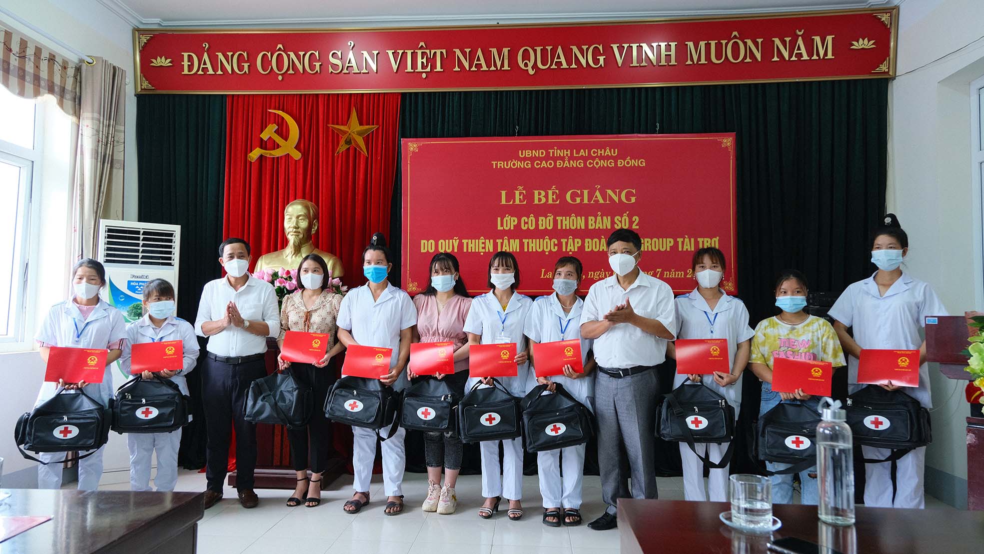 Đồng chí Trần Đỗ Kiên - GĐ Trung tâm kiểm soát bệnh tật tỉnh và đồng chí Lê Văn Nghị - phó Hiệu trưởng trường Cao đẳng Cộng đồng Lai Châu trao chứng chỉ cho các học viên có thành tích xuất sắc.