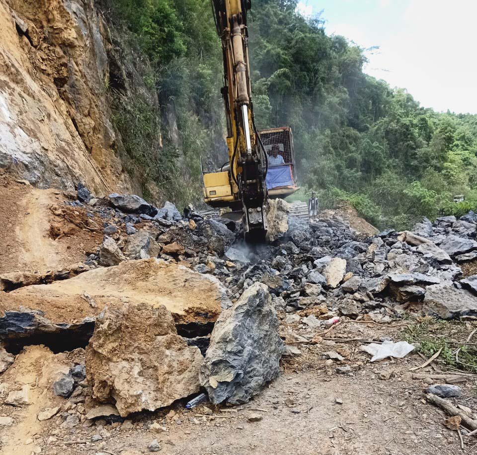  Đơn vị thi công xử lý điểm sạt lở trên tuyến đường vào trung tâm xã Nậm Chà (huyện Nậm Nhùn).