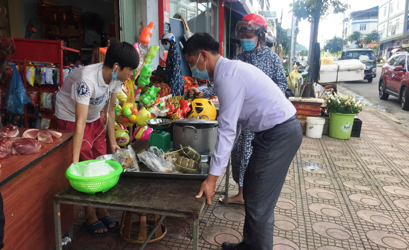 Ngoài tuyên truyền người dân nâng cao ý thức đảm bảo TTĐT, đội còn giúp đỡ các tiểu thương tại Chợ Trung tâm Thương mại xếp gọn hàng hóa vào giờ cao điểm.