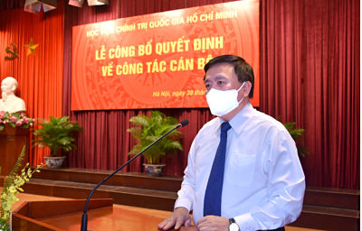 GS,TS. Nguyễn Xuân Thắng, Ủy viên Bộ Chính trị, Giám đốc Học viện Chính trị quốc gia Hồ Chí Minh phát biểu giao nhiệm vụ cho đồng chí Phạm Minh Sơn