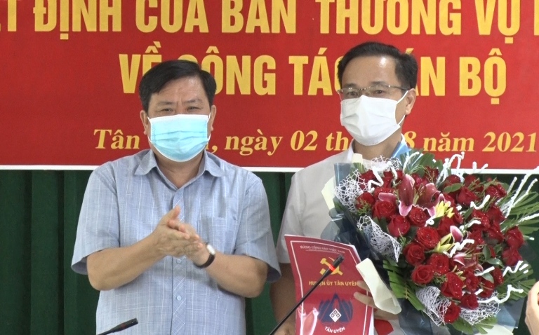 Đồng chí Phan Văn Nguyên - Phó Bí thư Thường trực Huyện ủy trao quyết định điều động cán bộ đối với đồng chí Phạm Ngọc Lệ. 