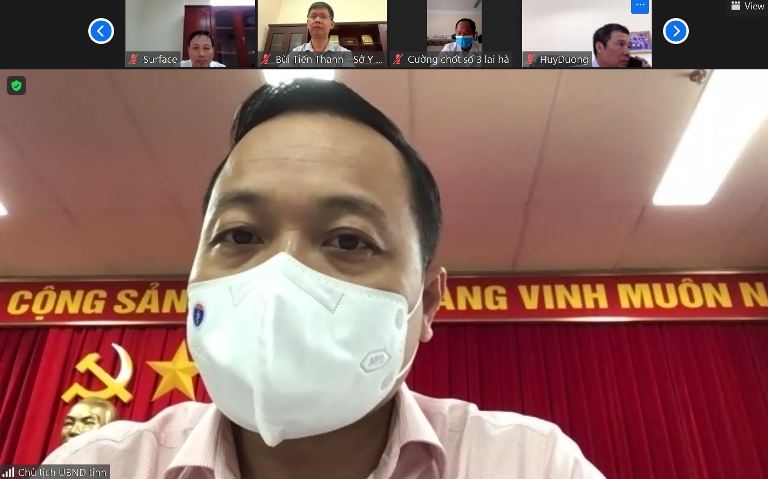 Đồng chí Trần Tiến Dũng – Phó Bí thư Tỉnh ủy, Chủ tịch UBND tỉnh, Trưởng Ban Chỉ đạo phòng, chống Covid-19 tỉnh phát biểu tại cuộc giao ban. 