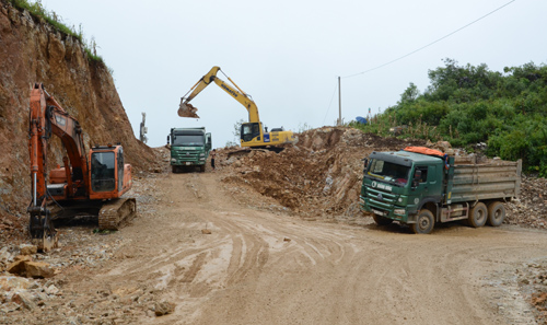 Công ty TNHH MTV Khánh Hưng, đơn vị trực tiếp thi công gói 16 trên đường tỉnh 129 đảm bảo giao thông trong mùa mưa lũ