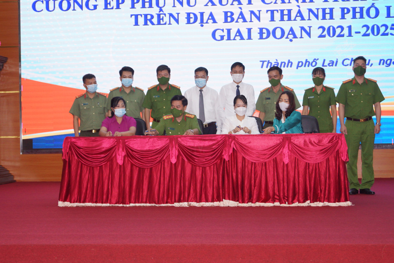 Các đơn vị tiến hành ký cam kết Quy chế phối hợp.