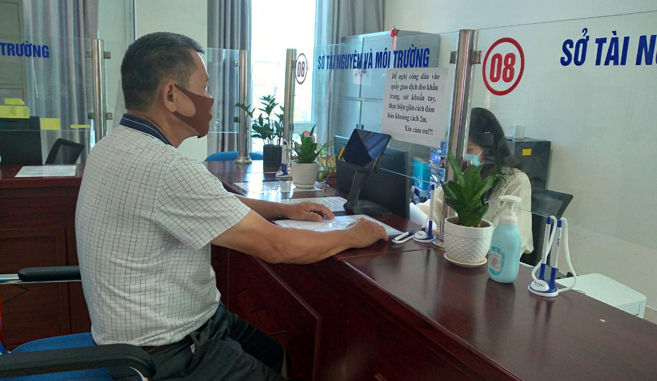 Công dân đến thực hiện các TTHC ở Bộ phận tiếp nhận hồ sơ Sở TN&MT tại Trung tâm Phục vụ hành chính công tỉnh.