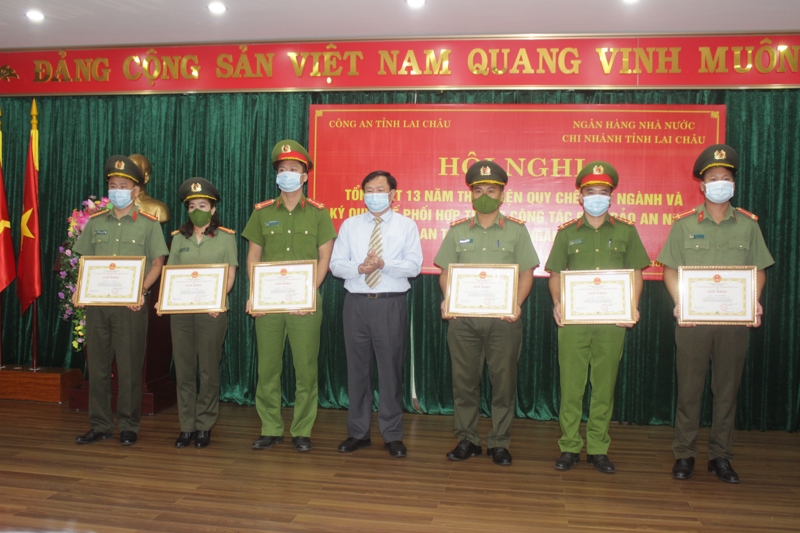 tặng giấy khen