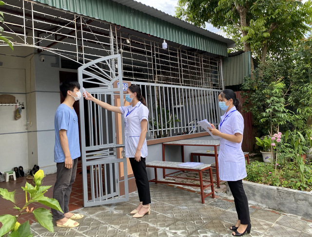 Cán bộ Trạm Y tế phường Đông Phong (thành phố Lai Châu) kiểm tra đo thân nhiệt cho các công dân thực hiện cách ly tại nhà