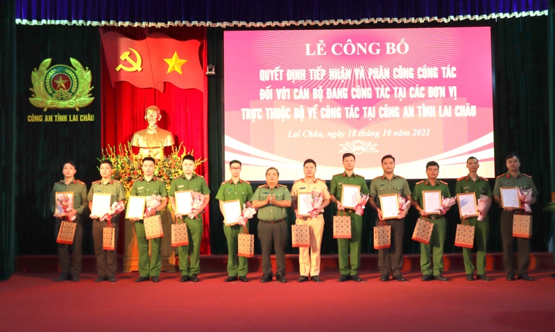 Đại tá Vừ A Chía – Phó Giám đốc Công an tỉnh trao quyết định của Bộ Công an, chúc mừng các cán bộ về công tác tại Công an tỉnh.