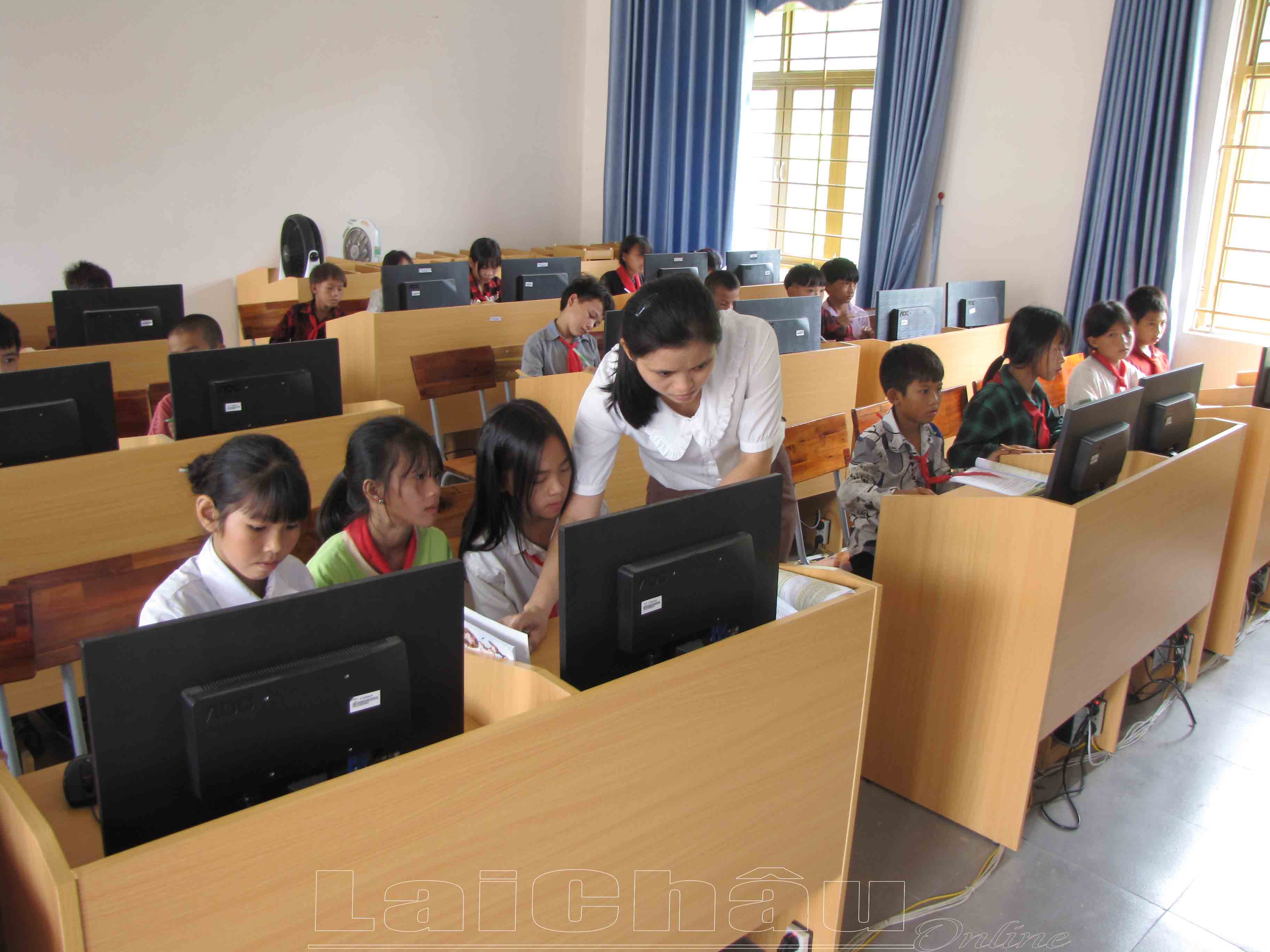 Giờ học tin học của cô và trò Trường Phổ thông DTBT THCS Nậm Chà, xã Nậm Chà (huyện Nậm Nhùn).