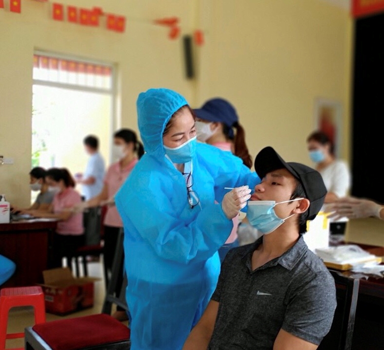 Lấy mẫu xét nghiệm COVID-19 cho người dân (Ảnh minh hoạ: KT) 