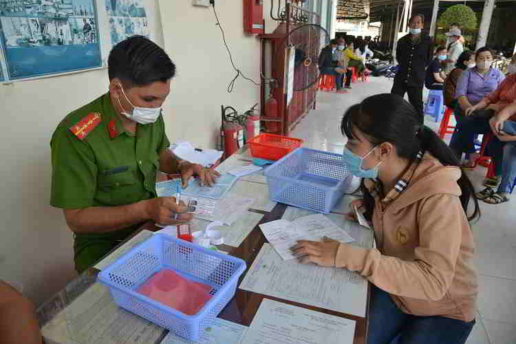 Thực hiện cấp căn cước công dân mẫu mới có mã QR code cho người dân TP Hồ Chí Minh. Ảnh minh họa: Mạnh Linh/Báo Tin tức