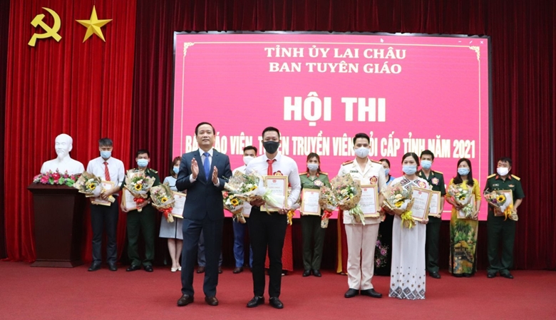 Đồng chí Lê Đức Dục - Trưởng Ban Tuyên giáo Tỉnh ủy, Trưởng Ban tổ chức Hội thi trao giải Nhất cho thí sinh đạt giải. (Ảnh: Kim Anh)