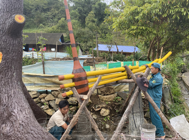 Bà con bản Lao Tỷ Phùng (xã Nùng Nàng, huyện Tam Đường) xây dựng cổng bản  tạo cảnh quan môi trường sạch đẹp.