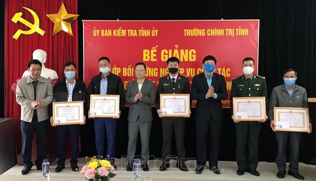 Lãnh đạo UBKT Tỉnh ủy và Trường Chính trị tỉnh tặng Giấy khen cho các học viên.