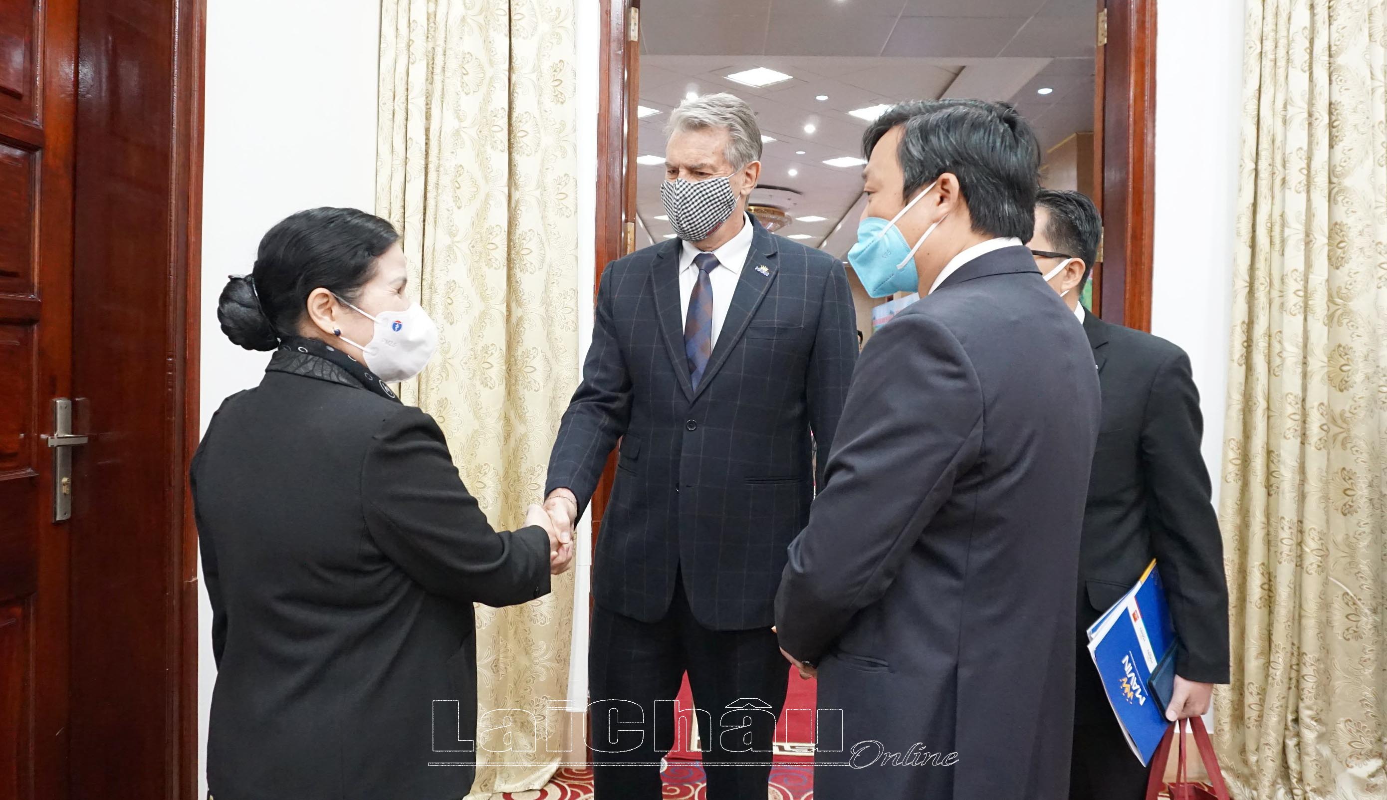 đồng chí Giàng  Páo Mỷ - Ủy viên Trung ương Đảng, Bí thư Tỉnh ủy, Chủ tịch HĐND, Trưởng Đoàn Đại biểu Quốc hội tỉnh tiếp xã giao Tập đoàn Mavin (Australia) do ông David John Whitehead - Chủ tịch Hội đồng quản trị Tập đoàn làm Trưởng đoàn
